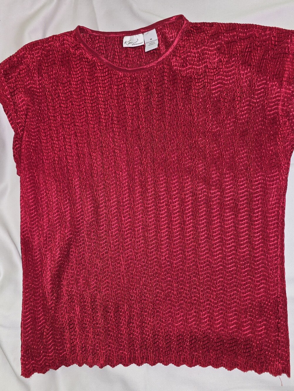 Kim Rogers sz Medium Shiny Red textured top a chevron pattern round neck cap